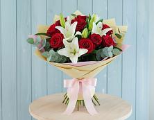 Букет цветов из:  Лилии и Розы в Бачатском