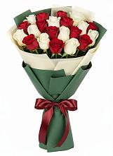 Букет Микс из красных и белых роз в Бачатском