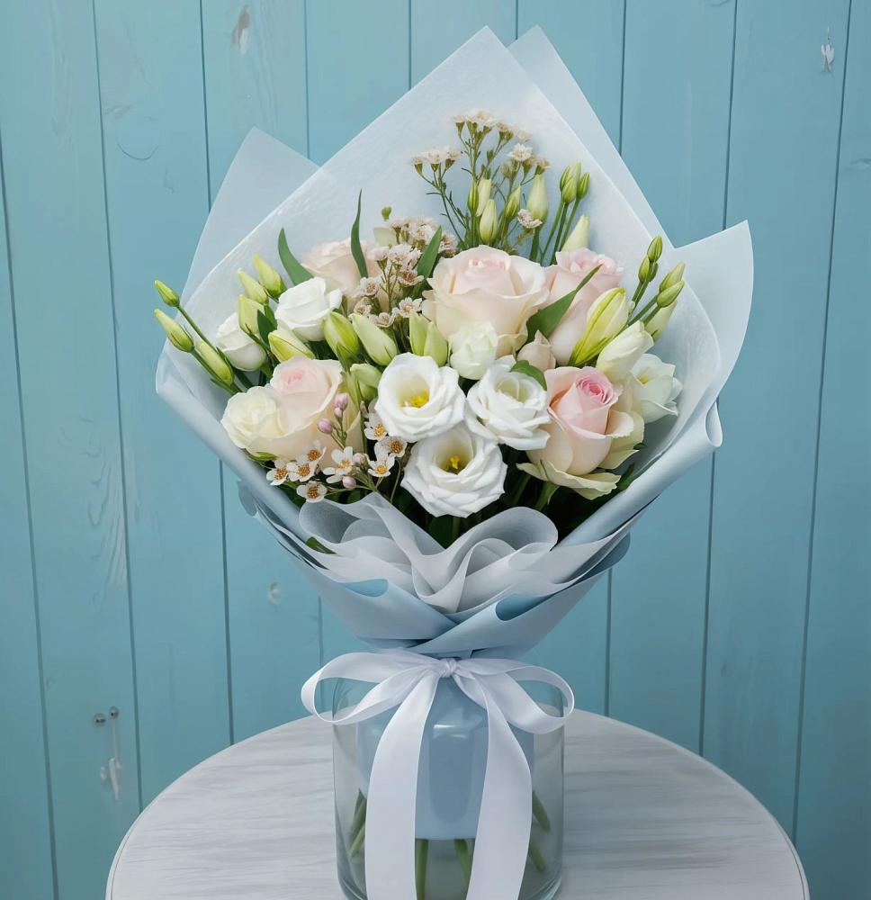 Букет цветов из: Розы и Лизиантусы в Бачатском