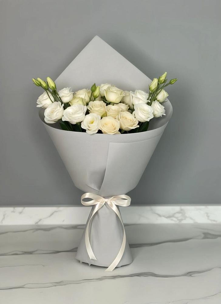 Букет цветов из: Розы и Лизиантусы в Бачатском