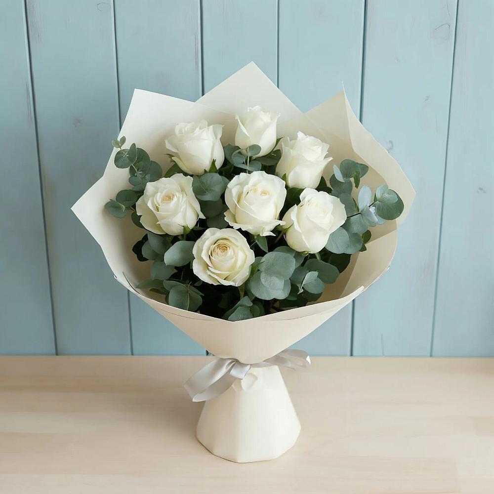 Букет Белые розы в Эвкалипте в Бачатском