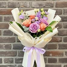 Букет цветов из:  Лизиантусы и Розы в Бачатском