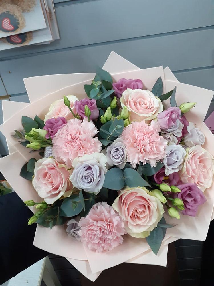 Букет цветов из: Розы, Гвоздики и Лизиантусы в Бачатском